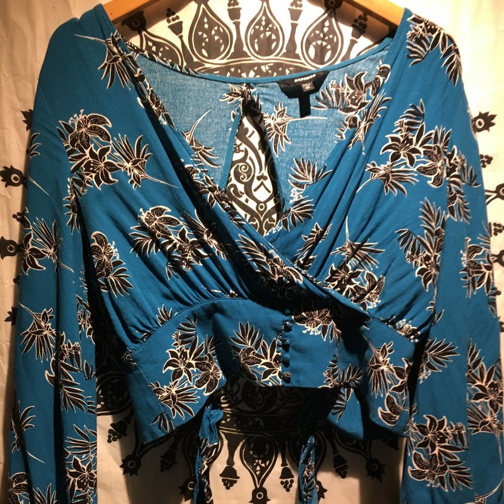 Express split tie-back in lovely blue flower print
